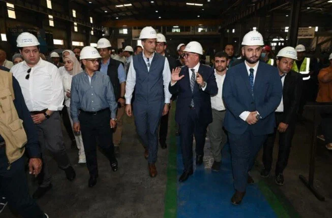 وزير الصناعة يزور مصانع الملابس الجاهزة والصناعات الغذائية في بني سويف لتعزيز الاقتصاد الوطني