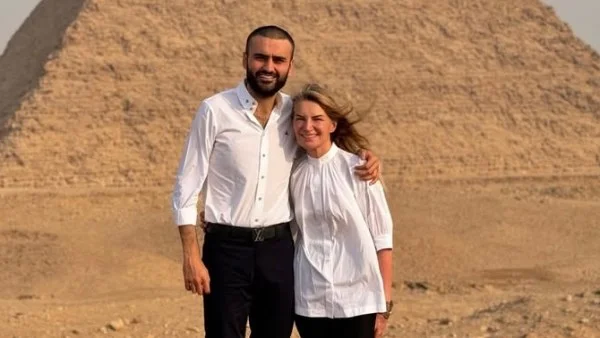 بوراك أوزدمير يحتفل بعيد الأب بلقطة مؤثرة مع والدته أمام أهرامات الجيزة