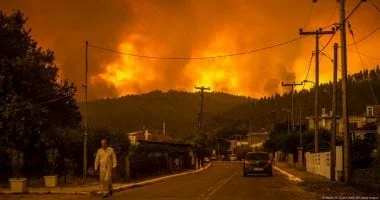 حريق مدمر يهدد جزيرة سيروس اليونانية والسكان في حالة إخلاء عاجل