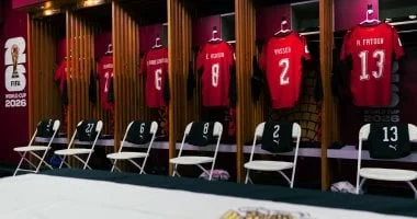 غرفة ملابس منتخب مصر تستعد لمواجهة نيوزيلندا في المونديال: أجواء حماسية وصور حصرية
