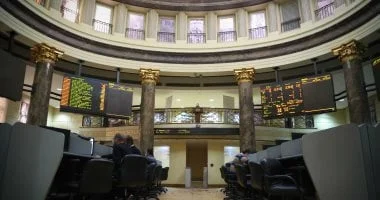 تباين أداء البورصة المصرية في بداية جلسة الإثنين مع تراجع المؤشر الرئيسي وسط ضغوط بيعية
