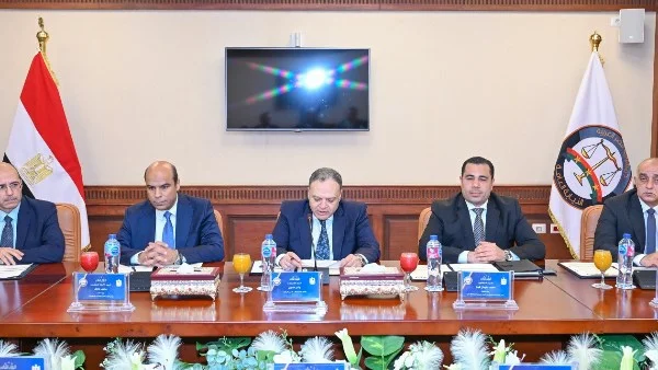 تعاون بين المالية والنيابة العامة لزيادة سرعة تصريف المركبات المصادرة وتعزيز الشفافية