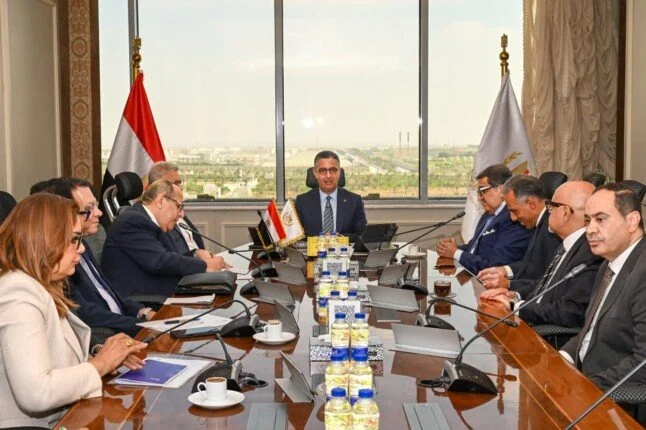 وزير التموين يبحث مع 'إي فاينانس' سبل تعزيز مشروع 'كاري أون' لتحديث المنافذ التجارية