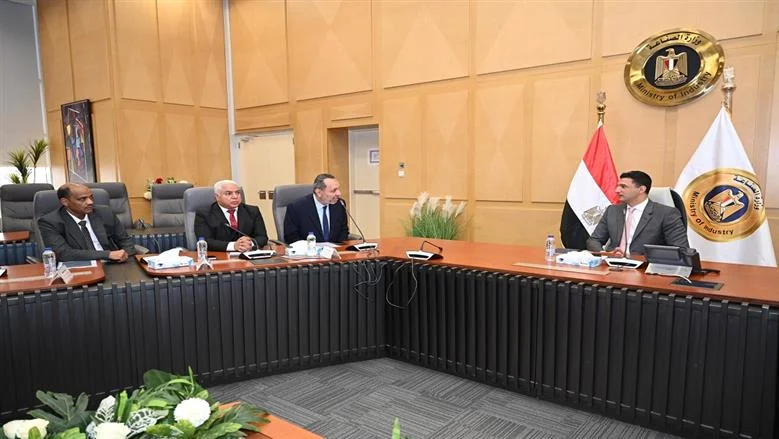 وزير الصناعة يناقش مع غرفة منتجات الأخشاب استراتيجيات تطوير قطاع الأثاث وزيادة الصادرات