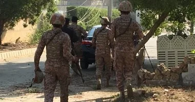 إصابة 16 شخصاً بينهم طلاب في تصادم حافلة مدرسية بسيارة خاصة في باكستان