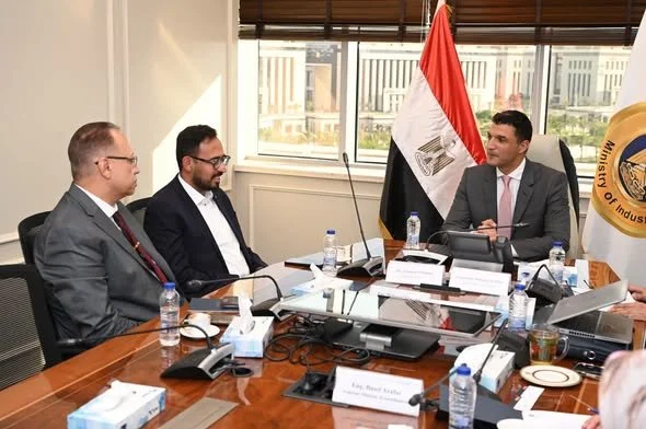 وزير الصناعة يبحث مع جوتن مصر آفاق التوسع ونقل التكنولوجيا في قطاع الدهانات