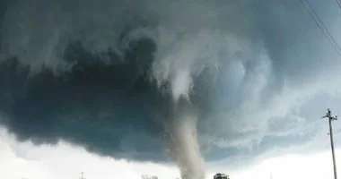 إعصار فرانسيسكو يتحول إلى إعصار فائق القوة ويهدد شمال الفلبين قبل توجهه نحو جنوب اليابان