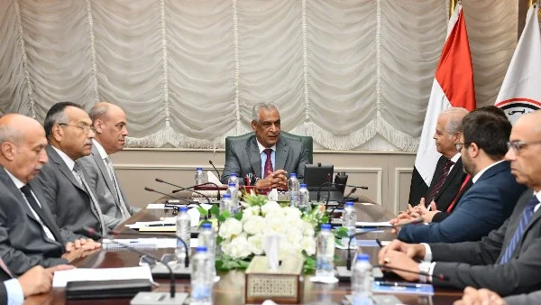 وزير الإنتاج الحربي يلتقي شركة يونانية لتعزيز التعاون في مجال الصناعات الدفاعية