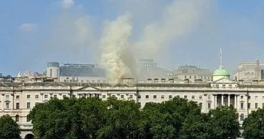 بريطانيا تحت وطأة الطقس القاسي: 29 ألف صاعقة ودرجات حرارة قياسية تصل إلى 40 درجة مئوية