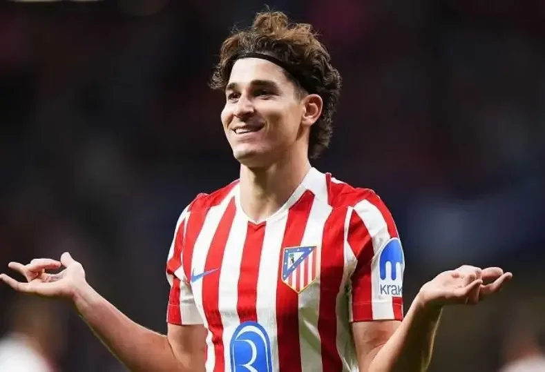 أتلتيكو مدريد يتخذ إجراءات قانونية ضد برشلونة بسبب خوليان ألفاريز