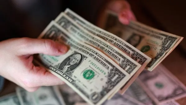 تراجع ملحوظ في سعر الدولار مقابل الجنيه المصري: تفاصيل الأسعار في البنوك اليوم
