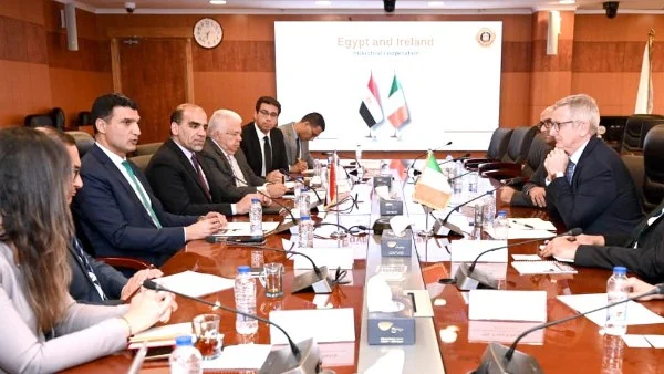 مصر وأيرلندا تعززان التعاون الصناعي في مجالات التكنولوجيا الخضراء والدواء المتقدم