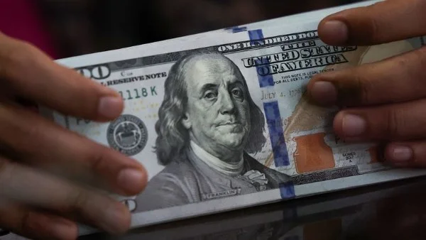 الدولار الأمريكي يتصدر السوق بأعلى مستوى له في 13 شهرًا وسط توقعات قوية لرفع الفائدة