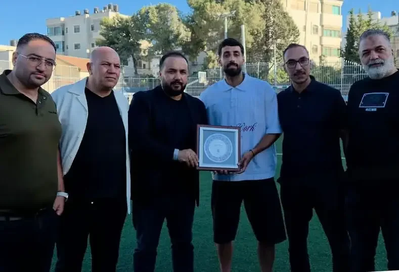 نادي هلال القدس يحتفي بمهاجم الزمالك عدي الدباغ ويمنحه وسام الهلال تقديرًا لإنجازاته الرياضية
