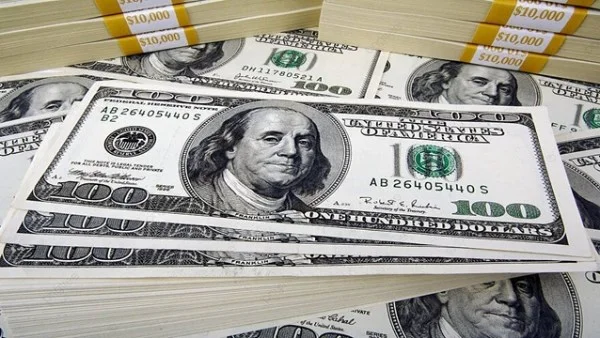 الدولار ينخفض إلى ما دون 50 جنيهًا.. تراجع ملحوظ في أسعار الصرف عبر البنوك المصرية