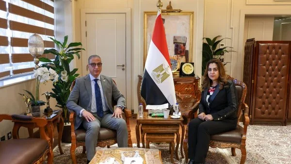 اجتماع وزيرة التنمية المحلية ومحافظ الجيزة: استعراض مشروعات الاستثمار وتطوير منظومة المخلفات لتحسين جودة الحياة
