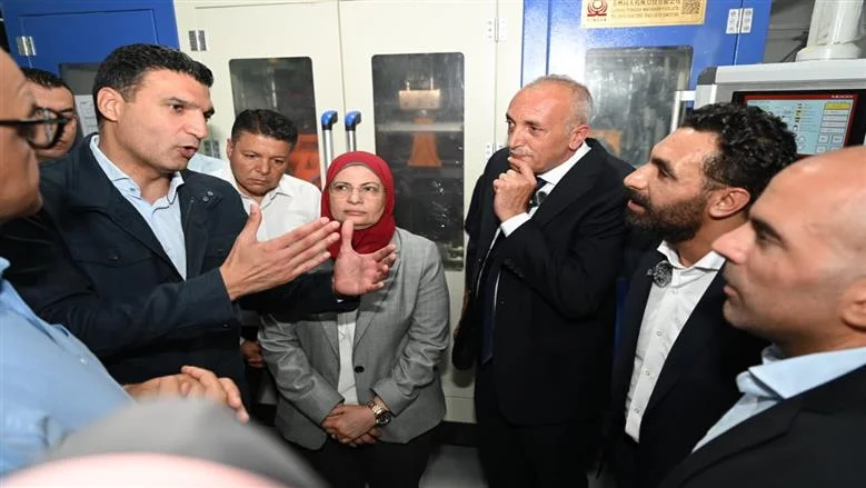 جولة ميدانية لوزير الصناعة ومحافظ الإسكندرية في مصانع برج العرب لتعزيز الإنتاج الدوائي والصناعات الصغيرة