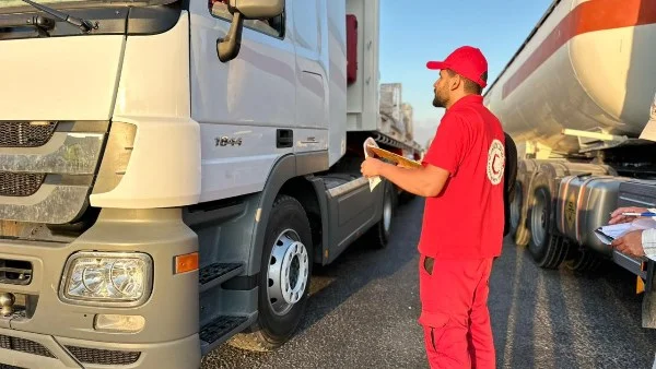 الهلال الأحمر المصري يطلق قافلة إنسانية جديدة إلى غزة تحمل 2,942 طن من المساعدات