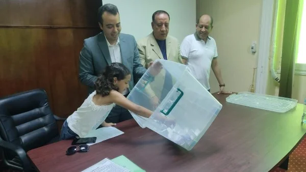 إجراء القرعة العلنية لاختيار الفائز بالعمرة المجانية لصحفيي الإسكندرية في نقابة الصحفيين
