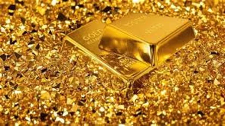 تراجع الدولار والأوقية العالمية يدفعان أسعار الذهب للهبوط في السوق المصرية