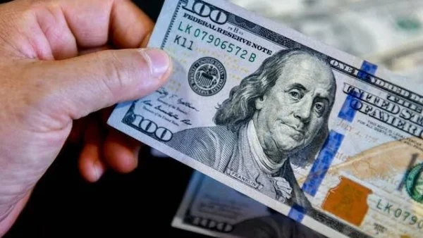 أدنى سعر للدولار في السوق الرسمية المصرية مع توقف عمل البنوك اليوم