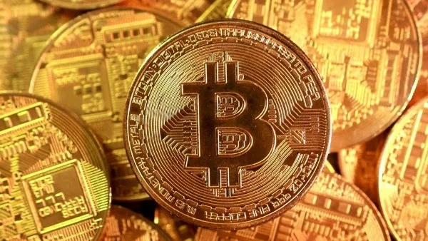 بيتكوين تنخفض دون 60 ألف دولار مع تصاعد سحب الاستثمارات من صناديقها المتداولة