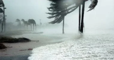 تحذيرات عاجلة من الأرصاد اليابانية: إعصار "هيغوس" يقترب من اليابسة وسط أمطار غزيرة وأوامر إخلاء لملايين السكان