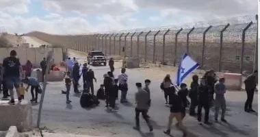 مستوطنون يعتدون على أراضٍ في مخماس شمال القدس ويجرفونها