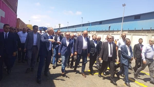 وزير الاستثمار يتفقد ميناء الدخيلة ويؤكد على تعزيز البنية التحتية لخدمة المستثمرين