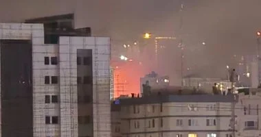 غارات جوية أمريكية تستهدف مواقع عسكرية في إيران ردًا على هجوم على سفينة تجارية