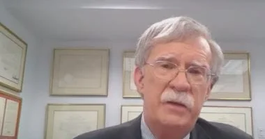 ترامب يصف مستشاره الأسبق للأمن القومي بـ"الغبي" بعد إقراره بالذنب في قضايا حساسة