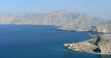 واشنطن تعزز الملاحة البحرية في مضيق هرمز بتوسيع ممر حيوي قرب عمان