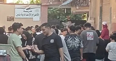 أولياء أمور الطلاب يرفعون شعار الدعم والتشجيع قبل امتحان اللغة العربية في الثانوية العامة بالجيزة
