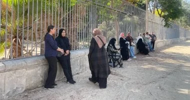 أولياء الأمور في الجيزة ينتظرون بفارغ الصبر أمام لجان الثانوية العامة وسط حرارة شديدة