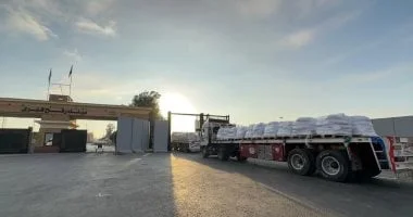 الهلال الأحمر المصري يرسل 4318 طنًا من المساعدات الإنسانية إلى غزة عبر قافلة زاد العزة رقم 222