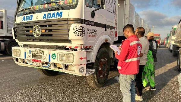 الهلال الأحمر المصري يطلق قافلة مساعدات إنسانية جديدة إلى غزة برقم 222