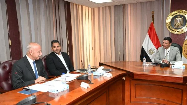 وزير الصناعة: تعزيز التنافسية الاقتصادية يتطلب التوسع في الطاقة المتجددة