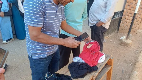 أساليب غش مبتكرة في امتحانات الثانوية العامة: من سماعات بلوتوث إلى تيشيرتات!
