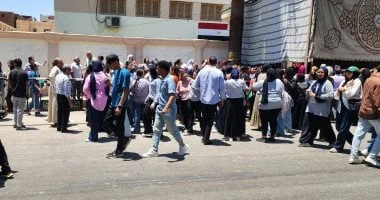طلاب الثانوية العامة يعبرون عن قلقهم من صعوبة بعض أسئلة امتحان اللغة العربية