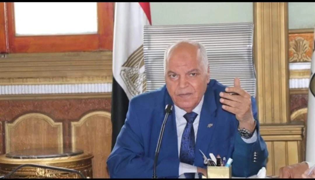 إغماء مفاجئ لمراقب امتحانات الثانوية العسكرية في قنا واهتمام خاص من نقيب المعلمين بحالته الصحية