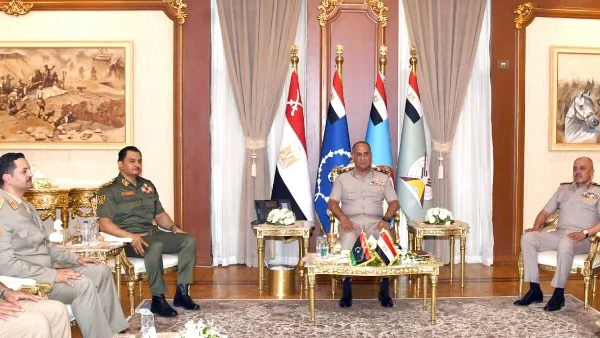 تعزيز العلاقات العسكرية: وزير الدفاع المصري يلتقي قادة الجيش الليبي في حدث تاريخي