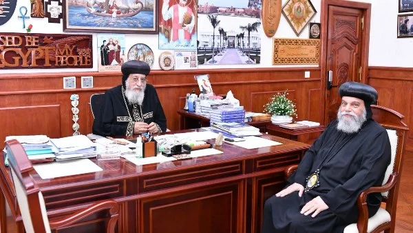 البابا تواضروس يناقش قضايا إيبارشية أسوان مع الأنبا بيشوي في لقاء رسمي