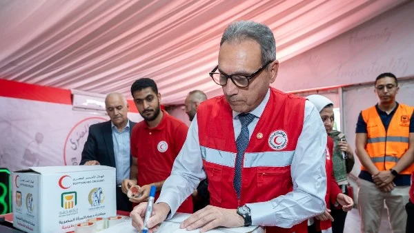 الهلال الأحمر المصري يطلق قافلة مساعدات إنسانية لدعم غزة تحت شعار 'من المرأة المصرية إلى شقيقتها الفلسطينية