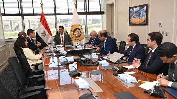 وزير الصناعة يلتقي برئيس شنايدر إلكتريك لبحث زيادة الإنتاج المحلي وتعزيز الصادرات