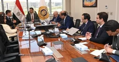 وزير الصناعة يؤكد على تعزيز التصنيع المحلي وزيادة الاعتماد على المكونات الوطنية