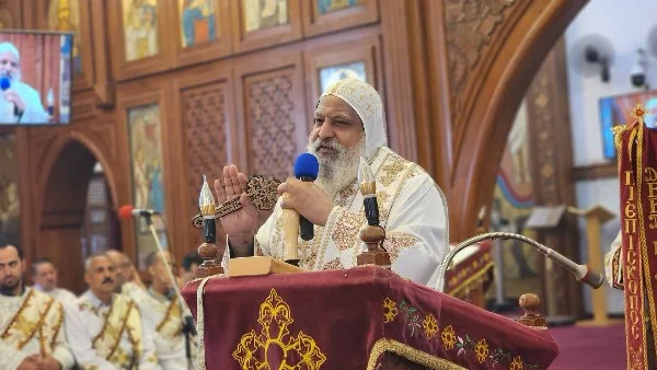 أسقف حلوان والمعصرة يترأس قداسًا مميزًا ويشدد على قوة الكلمة في كشف أسرار القلب
