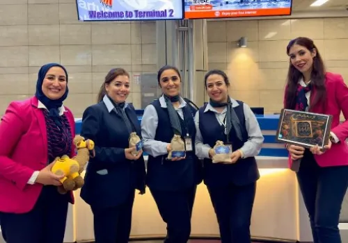 مطار القاهرة يحتفي برأس السنة الهجرية بتوزيع الهدايا والحلوى على الركاب