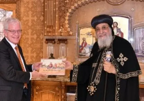 البابا تواضروس الثاني يستقبل القائم بأعمال السفارة الأمريكية في القاهرة لتعزيز العلاقات الثقافية والتاريخية بين البلدين