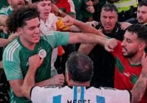 اشتباكات عنيفة بين جماهير الجزائر والأرجنتين في تايمز سكوير قبل مواجهة كأس العالم