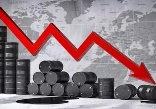 أسعار النفط تتراجع مجددًا بعد اتفاق تاريخي بين أمريكا وإيران لاستئناف الشحن عبر مضيق هرمز